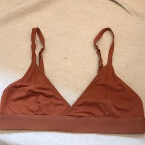 Richer Poorer triangle bra in color Redwood. Size L.